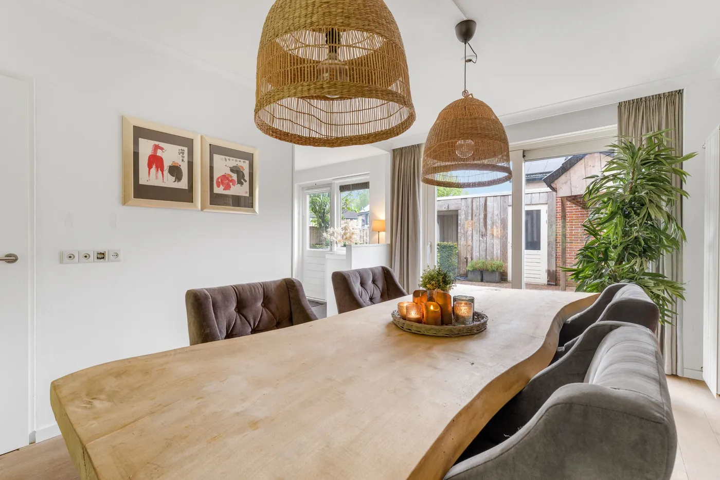 Eettafel met rieten lampen