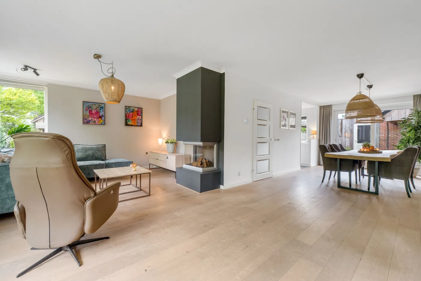 Woonkamer met haard en bank